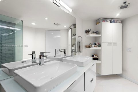 Condo in Miami Beach, Florida, 3 bedrooms  № 1841214 - photo 17