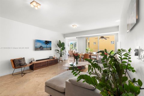 Condo in Miami Beach, Florida, 3 bedrooms  № 1841214 - photo 3