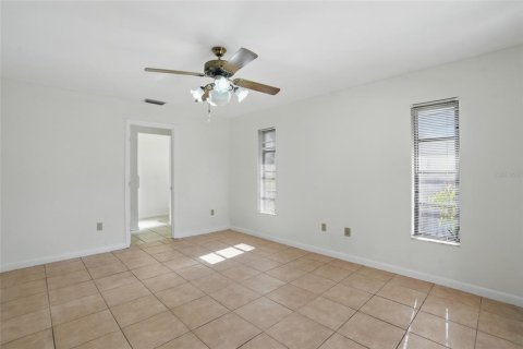 House in Cape Coral, Florida 3 bedrooms, 182.92 sq.m. № 1786199 - photo 25