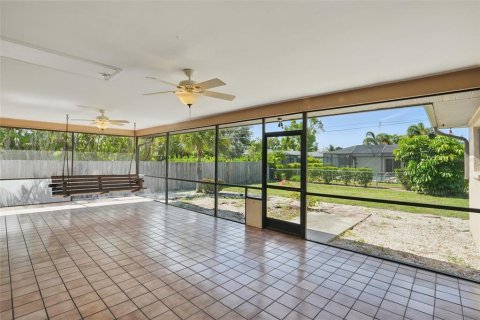 House in Cape Coral, Florida 3 bedrooms, 182.92 sq.m. № 1786199 - photo 30