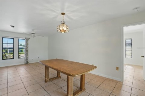 House in Cape Coral, Florida 3 bedrooms, 182.92 sq.m. № 1786199 - photo 13