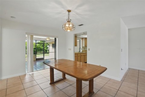 House in Cape Coral, Florida 3 bedrooms, 182.92 sq.m. № 1786199 - photo 15