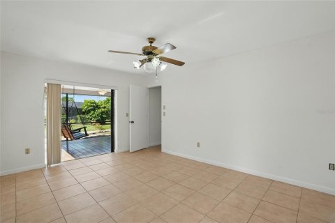 House in Cape Coral, Florida 3 bedrooms, 182.92 sq.m. № 1786199 - photo 26