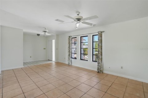 House in Cape Coral, Florida 3 bedrooms, 182.92 sq.m. № 1786199 - photo 4