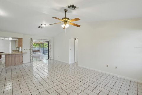 House in Cape Coral, Florida 3 bedrooms, 182.92 sq.m. № 1786199 - photo 6