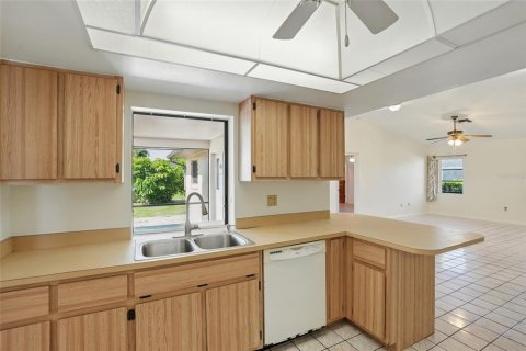 House in Cape Coral, Florida 3 bedrooms, 182.92 sq.m. № 1786199 - photo 12