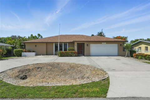 House in Cape Coral, Florida 3 bedrooms, 182.92 sq.m. № 1786199 - photo 1