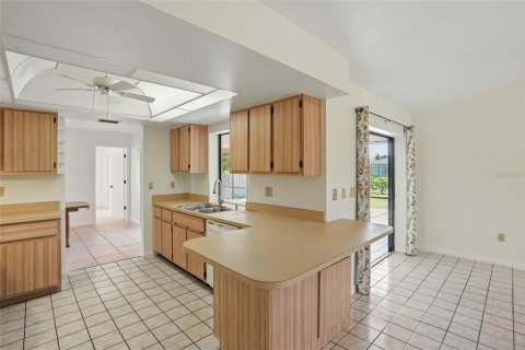 House in Cape Coral, Florida 3 bedrooms, 182.92 sq.m. № 1786199 - photo 10