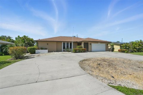 House in Cape Coral, Florida 3 bedrooms, 182.92 sq.m. № 1786199 - photo 2