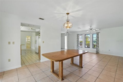 House in Cape Coral, Florida 3 bedrooms, 182.92 sq.m. № 1786199 - photo 14