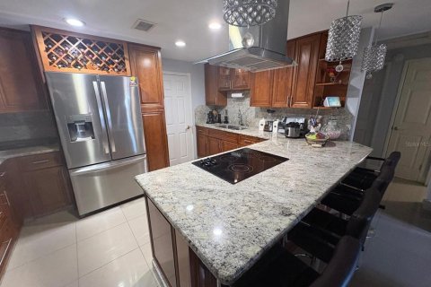 House in Tampa, Florida 5 bedrooms, 110.18 sq.m. № 2202994 - photo 7