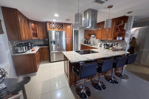 House in Tampa, Florida 5 bedrooms, 110.18 sq.m. № 2202994 - photo 4