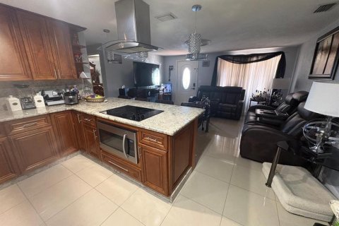 House in Tampa, Florida 5 bedrooms, 110.18 sq.m. № 2202994 - photo 6