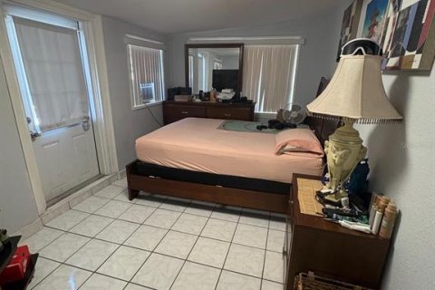 House in Tampa, Florida 5 bedrooms, 110.18 sq.m. № 2202994 - photo 21