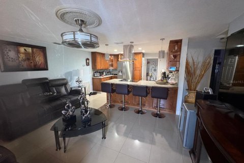 House in Tampa, Florida 5 bedrooms, 110.18 sq.m. № 2202994 - photo 8