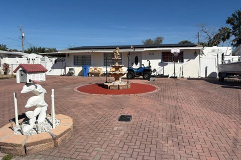 House in Tampa, Florida 5 bedrooms, 110.18 sq.m. № 2202994 - photo 3
