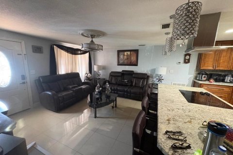 House in Tampa, Florida 5 bedrooms, 110.18 sq.m. № 2202994 - photo 9