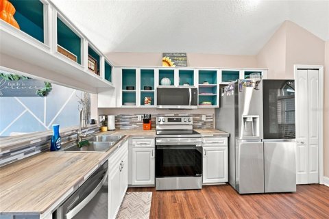 House in New Port Richey, Florida 3 bedrooms, 165.18 sq.m. № 2349440 - photo 13