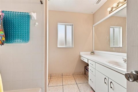 House in New Port Richey, Florida 3 bedrooms, 165.18 sq.m. № 2349440 - photo 27