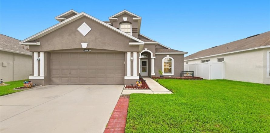 House in New Port Richey, Florida 3 bedrooms, 165.18 sq.m. № 2349440