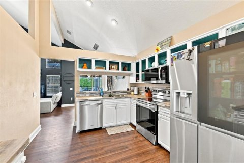 House in New Port Richey, Florida 3 bedrooms, 165.18 sq.m. № 2349440 - photo 14