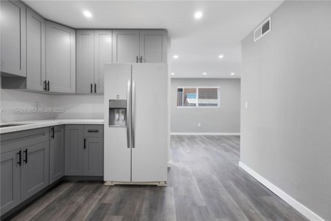 Casa en alquiler en Miami, Florida, 2 dormitorios, 184.69 m2 № 1993845 - foto 9