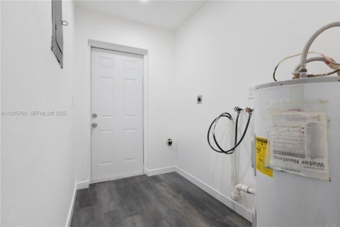 Casa en alquiler en Miami, Florida, 2 dormitorios, 184.69 m2 № 1993845 - foto 16