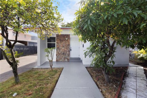 Casa en alquiler en Miami, Florida, 2 dormitorios, 184.69 m2 № 1993845 - foto 1
