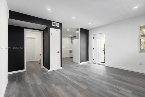 Casa en alquiler en Miami, Florida, 2 dormitorios, 184.69 m2 № 1993845 - foto 4