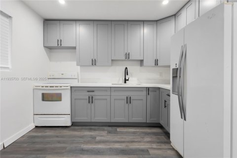 Casa en alquiler en Miami, Florida, 2 dormitorios, 184.69 m2 № 1993845 - foto 8