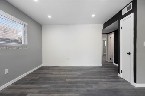 Casa en alquiler en Miami, Florida, 2 dormitorios, 184.69 m2 № 1993845 - foto 5