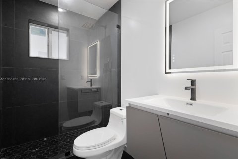 Casa en alquiler en Miami, Florida, 2 dormitorios, 184.69 m2 № 1993845 - foto 12