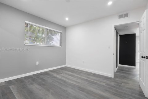 Casa en alquiler en Miami, Florida, 2 dormitorios, 184.69 m2 № 1993845 - foto 11