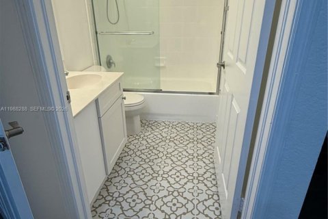 Снять в аренду кондоминиум в Дорал, Флорида 3 спальни, 117.06м2, № 2050342 - фото 6