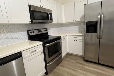 Снять в аренду кондоминиум в Дорал, Флорида 3 спальни, 117.06м2, № 2050342 - фото 2