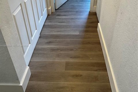 Снять в аренду кондоминиум в Дорал, Флорида 3 спальни, 117.06м2, № 2050342 - фото 11