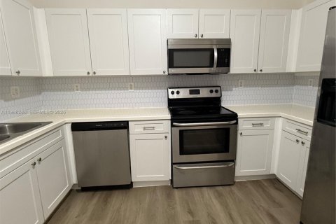 Кондоминиум с 3 спальнями в Дорал, Флорида № 2050342