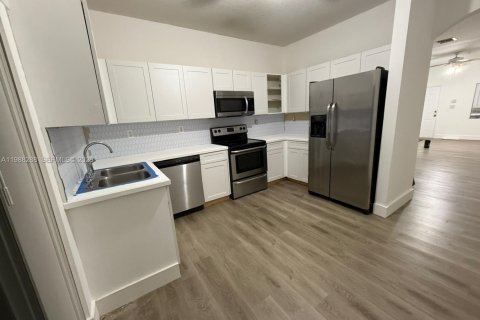 Снять в аренду кондоминиум в Дорал, Флорида 3 спальни, 117.06м2, № 2050342 - фото 3