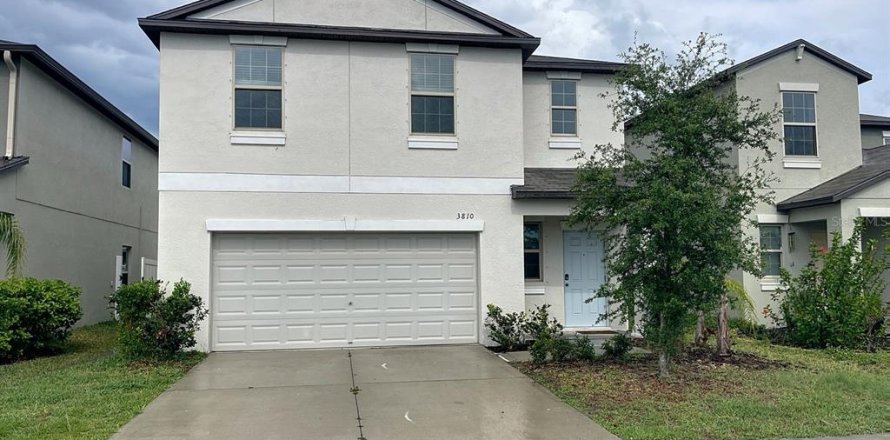 House in Tampa, Florida 4 bedrooms, 177.81 sq.m. № 1735465