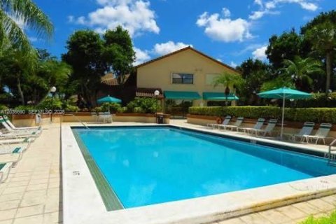Casa en alquiler en Miami, Florida, 3 dormitorios, 146.79 m2 № 2085007 - foto 3
