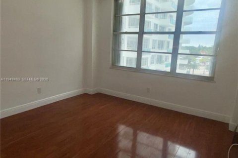 Condo in Miami Beach, Florida, 2 bedrooms  № 2010280 - photo 21