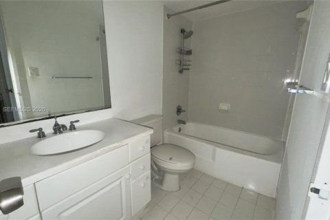 Condo in Miami Beach, Florida, 2 bedrooms  № 2010280 - photo 27
