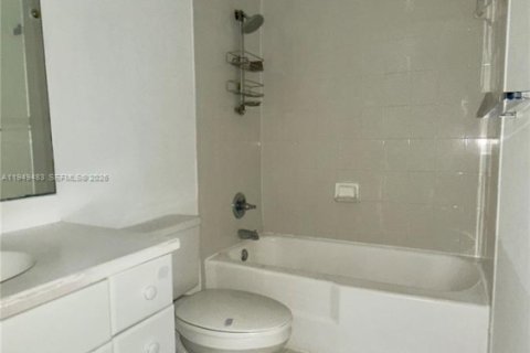 Condo in Miami Beach, Florida, 2 bedrooms  № 2010280 - photo 26