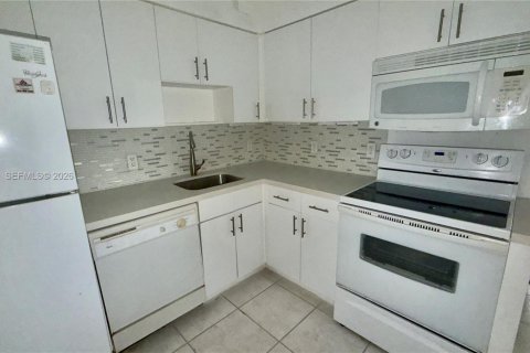 Condo in Miami Beach, Florida, 2 bedrooms  № 2010280 - photo 18