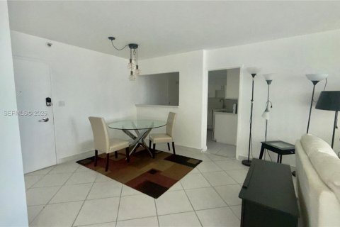 Condo in Miami Beach, Florida, 2 bedrooms  № 2010280 - photo 16