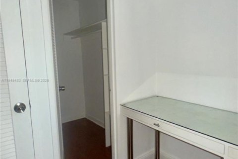 Condo in Miami Beach, Florida, 2 bedrooms  № 2010280 - photo 25