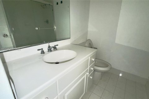 Condo in Miami Beach, Florida, 2 bedrooms  № 2010280 - photo 20