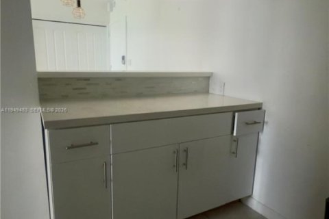 Condo in Miami Beach, Florida, 2 bedrooms  № 2010280 - photo 17