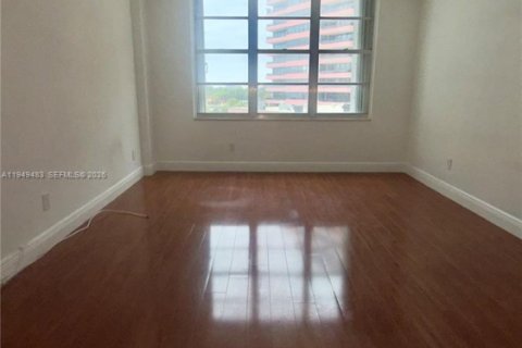 Condo in Miami Beach, Florida, 2 bedrooms  № 2010280 - photo 24