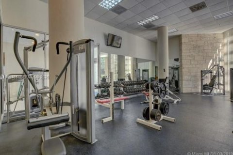 Condo in Miami Beach, Florida, 2 bedrooms  № 2010280 - photo 11